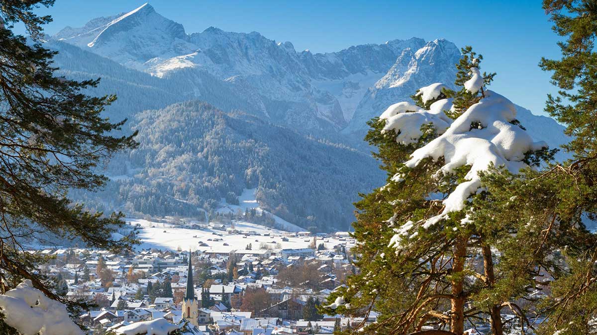 Winterluft und Gassenzauber: 6 Lieblingsorte in den Alpen 5 Ein Winterpanorama zeigt den Doppelort eingebettet in schneebedeckte Berge