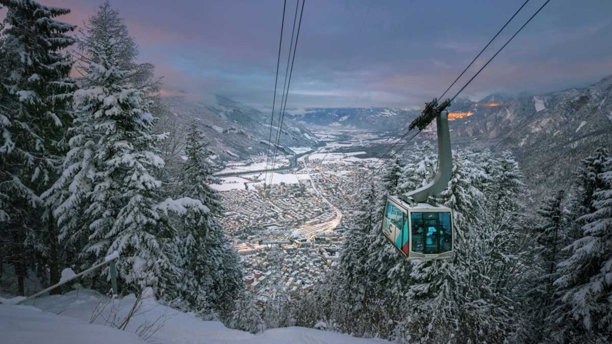 Vom Brambrüesch eröffnet sich ein traumhafter Winterblick auf Chur, unseren Schweizer Lieblingsort.