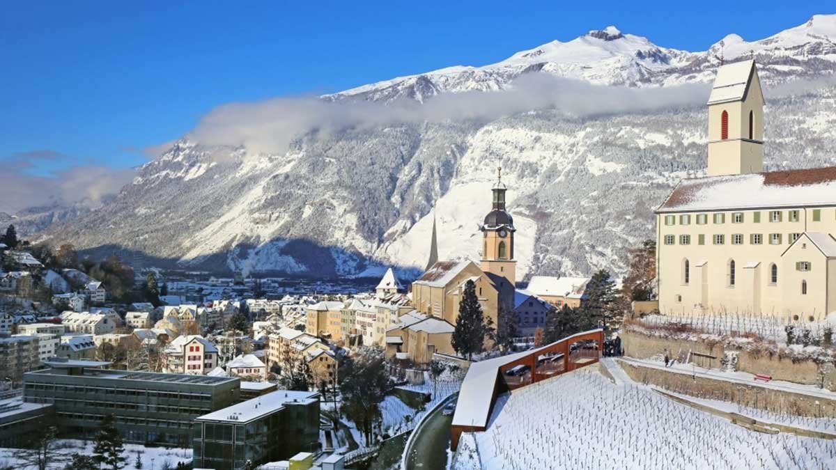 Winterluft und Gassenzauber: 6 Lieblingsorte in den Alpen 4 Reizvoll ist das winterlichen Schneekleid der Stadt und der umliegenden Berge