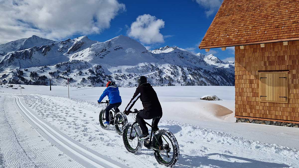 Fatbikes, Schnee und Beatles: ein Wintertrip mit Geschichte 3 Zwei Männer radeln auf E-Fatbikes durch den Schnee